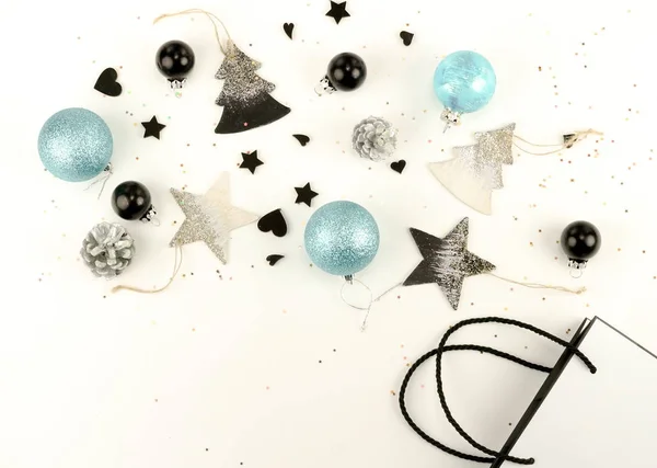 Weihnachtskomposition Aus Dekorationen Auf Weißem Hintergrund Weihnachten Der Neujahrsbälle Kreatives — Stockfoto