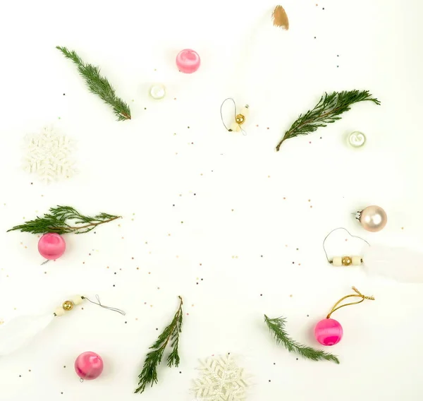 白い背景の装飾品からクリスマスの組成物 正月クリスマス クリスマス ボール 創造的な冬の休日のコンセプトです フラットが横たわっていた 平面図です コピー スペース — ストック写真