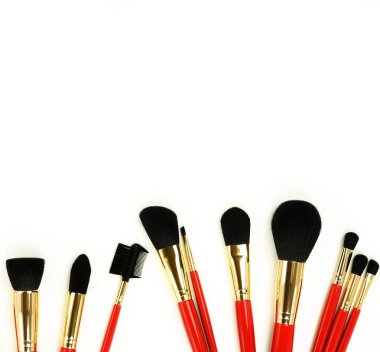 makyaj desen seti beyaz zemin üzerine kırmızı renkte fırçalar. üstten görünüm