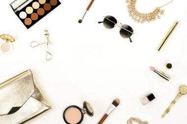 makyaj ürünleri ve aksesuarları üstten görünüm beyaz arka plan üzerinde. düz yatıyordu Kadın Danışma. Kozmetik, fırçalar, kötü, güneş gözlüğü