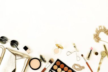 makyaj ürünleri ve aksesuarları üstten görünüm beyaz arka plan üzerinde. düz yatıyordu Kadın Danışma. Kozmetik, fırçalar, kötü, güneş gözlüğü