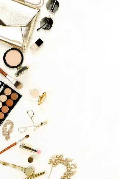 化妆产品和配件在白色背景的顶视图 平躺在女办公桌 化妆品 太阳镜 — 图库照片