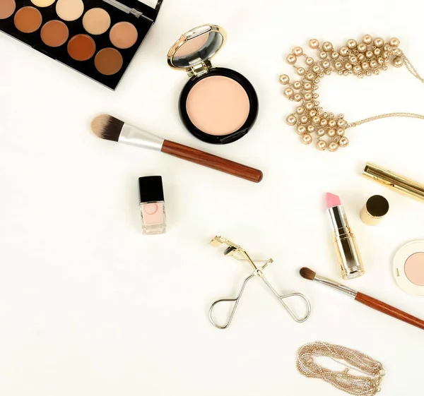 Productos Maquillaje Accesorios Vista Superior Sobre Fondo Blanco Piso Cama — Foto de Stock