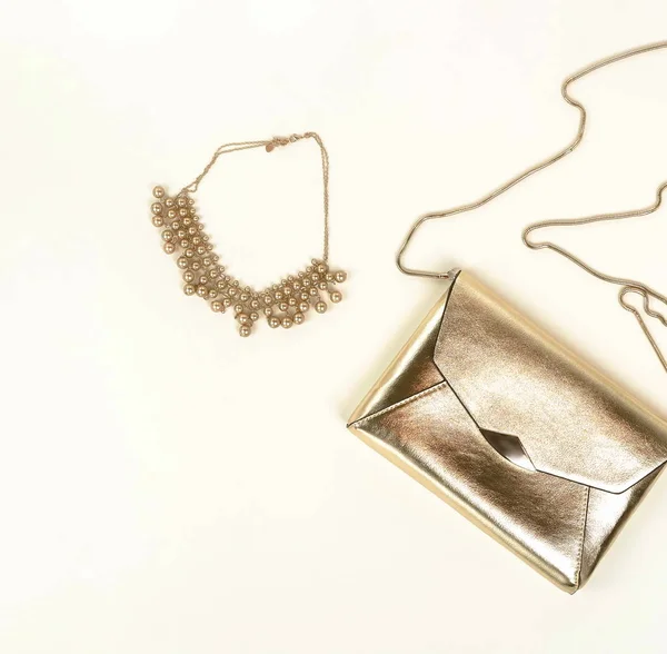 Flache Lage Von Oben Weibliche Accessoires Clutch Tasche Und Halskette — Stockfoto