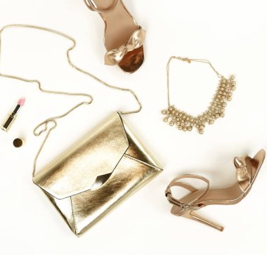 Kadın yüksek topuklu ayakkabı sandalet altın renk, aksesuar debriyaj çanta, kolye ve beyaz bir arka plan üzerinde kozmetik makyaj düz yatıyordu, en iyi görünüm. Glamour arka plan. Kopya alanı .