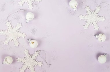 Noel kompozisyon arka plan yılbaşı ağacı süsleri ve Yılbaşı dekor pastel leylak arka plan üzerinde. Noel topları. Kış tatil kavramı. Düz yatıyordu. Üstten görünüm. Kopya alanı