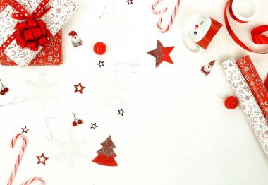 Noel kompozisyon arka plan beyaz zemin üzerine kırmızı Noel süsleri. Xmas yeni yıl Noel topları. Yaratıcı kış tatil kavramı. Düz yatıyordu. Üstten görünüm. Kopya alanı