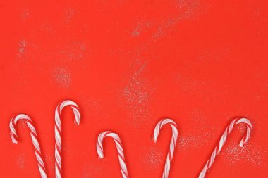 Noel Noel dekor kırmızı zemin üzerine arka plan. Yeni yıl Noel topları Xmas bileşimi. Kış tatil kavramı. Düz yatıyordu. Üstten görünüm. Kopya alanı