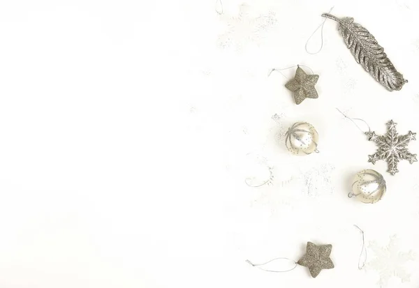 Різдвяна Композиція Фоні Ялинкових Прикрас Новорічного Декору Білому Тлі Різдвяні — стокове фото