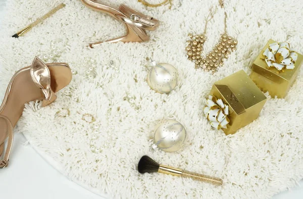 Noel arka plan en iyi manzara altın Christmas dekorasyon ve kadın şenlikli aksesuar beyaz masada. Yeni yıl Noel topları Xmas bileşimi. Kış tatil kavramı. Düz yatıyordu. 