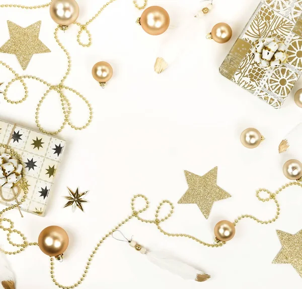 Noel arka plan beyaz masada altın Noel süsleri. Yeni yıl Noel topları Xmas bileşimi. Kış tatil kavramı. Düz yatıyordu. Üstten görünüm. Kopya alanı