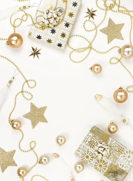 Noel arka plan beyaz masada altın Noel süsleri. Yeni yıl Noel topları Xmas bileşimi. Kış tatil kavramı. Düz yatıyordu. Üstten görünüm. Kopya alanı