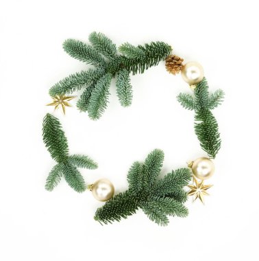 Noel kompozisyon Xmas ağacı ve süsleme çelenk beyaz arka planda arka plan. Yeni yıl Noel topları. Yaratıcı kış tatil kavramı. Düz yatıyordu. Üstten görünüm. Kopya alanı