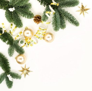 Noel kompozisyon Xmas ağacı ve süslemeleri kare desen beyaz arka planda arka plan. Yeni yıl Noel topları. Yaratıcı kış tatil kavramı. Düz yatıyordu. Üstten görünüm. Kopya alanı