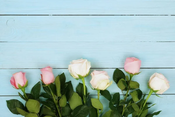 Fundo Flores Buquê Belas Rosas Cor Rosa Fundo Madeira Azul — Fotografia de Stock