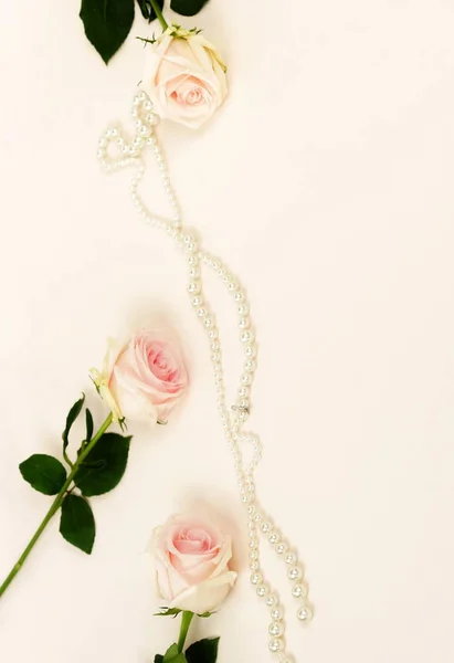 Rosas Rosadas Joyas Perlas Sobre Fondo Rosa Pálido Vista Superior — Foto de Stock