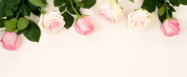 Banner Moldura Buquê Belas Rosas Rosa Fundo Rosa Pálido Espaço — Fotografia de Stock