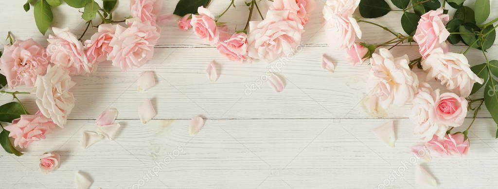 Fondo de flores. Ramo de hermosas rosas rosadas sobre fondo de madera