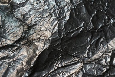 Karanlık buruşuk alüminyum folyo doku arka plan. Buruşuk metal yüzeyinin boş arka plan.