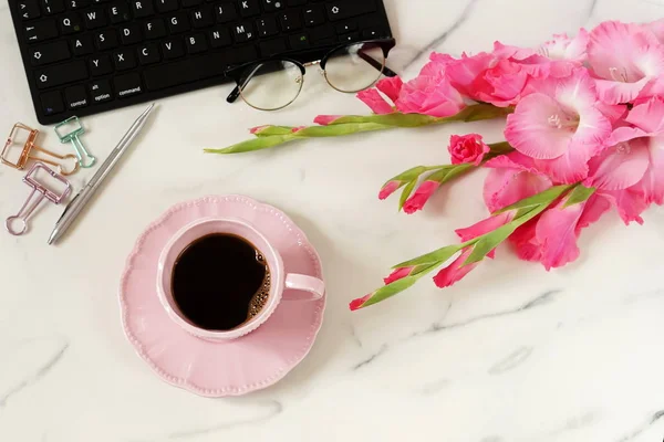 Vista Superior Hermosas Flores Taza Café Teclado Sobre Fondo Mármol — Foto de Stock