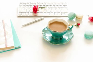 klavye, Notebook, beyaz zemin üzerine kakao fincan ile kadın çalışma alanı