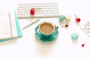 klavye, Notebook, beyaz zemin üzerine kakao fincan ile kadın çalışma alanı