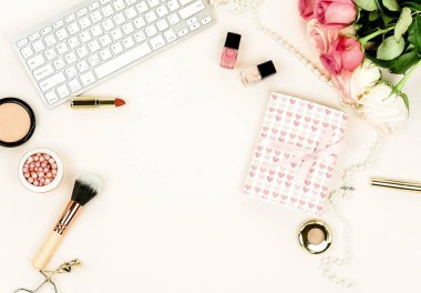 gül, klavye ve kadınsı nesneleri ışık zemin üzerinde düzenlenmiş üstten görünüm