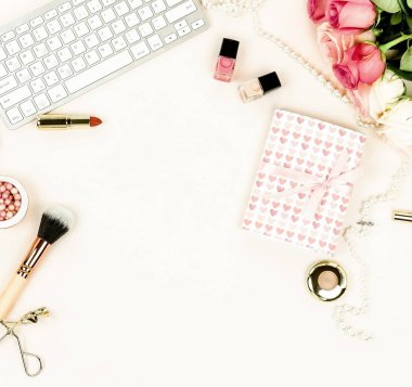 gül, klavye ve kadınsı nesneleri ışık zemin üzerinde düzenlenmiş üstten görünüm