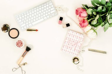 gül, klavye ve kadınsı nesneleri ışık zemin üzerinde düzenlenmiş üstten görünüm