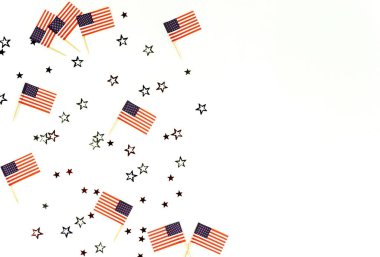 Amerikan bayrak direkleri ve beyaz arka plan üzerinde düzenlenen yıldız üstten görünüm