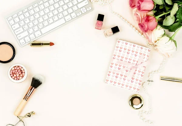 gül, klavye ve kadınsı nesneleri ışık zemin üzerinde düzenlenmiş üstten görünüm