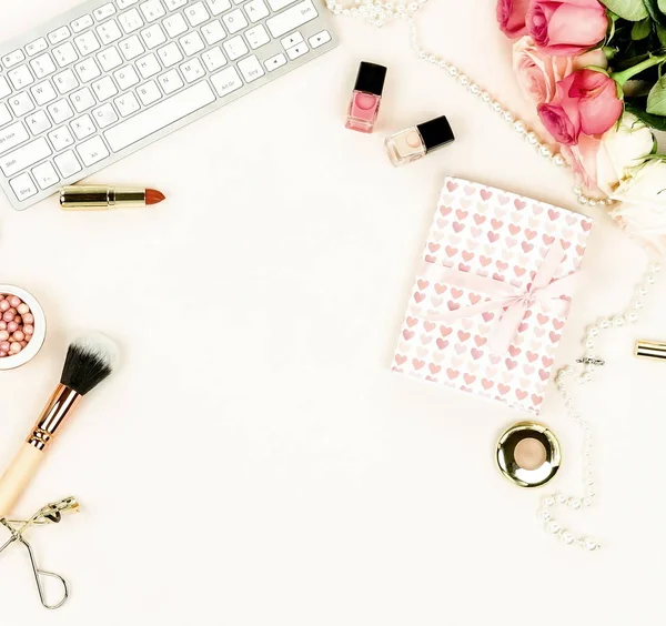 gül, klavye ve kadınsı nesneleri ışık zemin üzerinde düzenlenmiş üstten görünüm