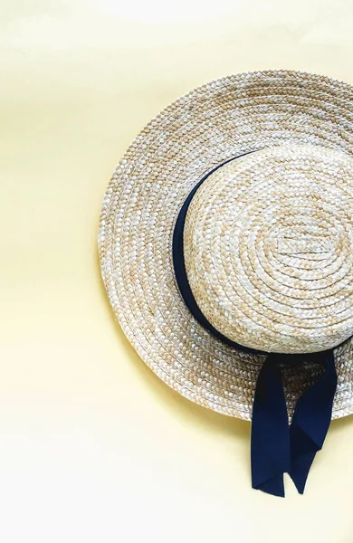 hasır şapka üst görünümden sarı zemin üzerine