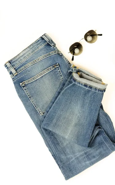 Vista Superior Jeans Femeninos Gafas Sol Sobre Fondo Blanco — Foto de Stock