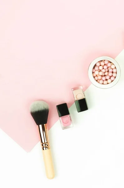 白とピンクの背景に赤面 マニキュア 化粧ブラシのトップ ビュー — ストック写真