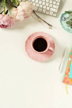 klavye, notebook ve kahve ile kadın çalışma alanı