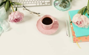 klavye, notebook ve kahve ile kadın çalışma alanı