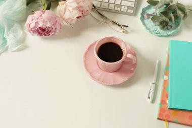 klavye, notebook ve kahve ile kadın çalışma alanı