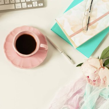 klavye, notebook ve kahve ile kadın çalışma alanı