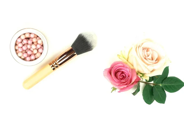 バラと女性化粧機器 Wihte 背景上に配置のトップ ビュー — ストック写真