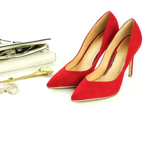 Hermosos Tacones Altos Rojos Bolso Accesorios Sobre Fondo Blanco — Foto de Stock