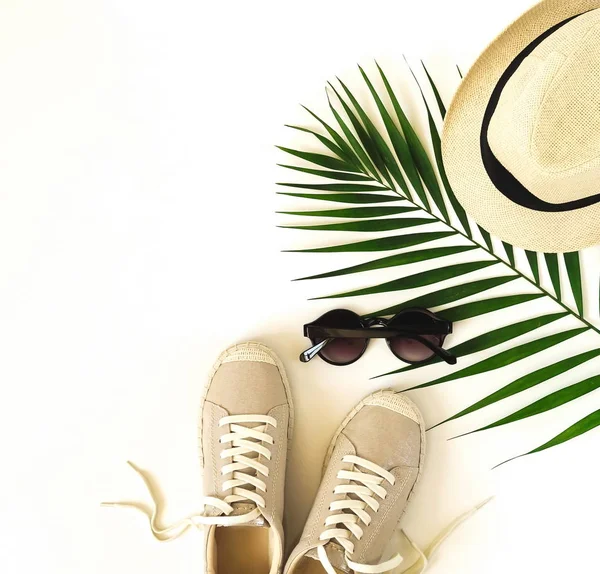 Hoja Palma Verde Sombrero Zapatos Sobre Fondo Blanco — Foto de Stock