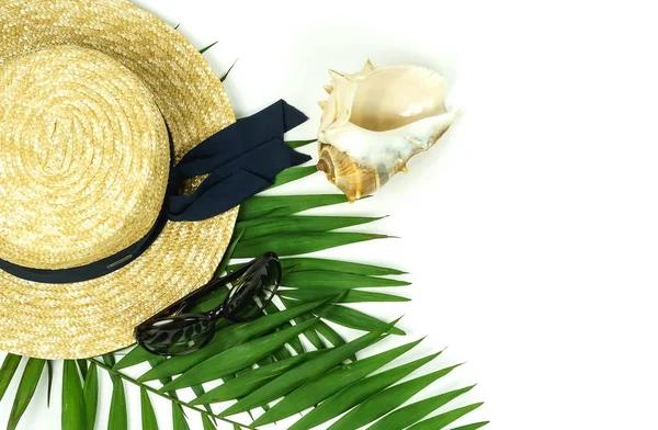 Vista Superior Del Sombrero Paja Gafas Sol Hojas Palma Sobre — Foto de Stock