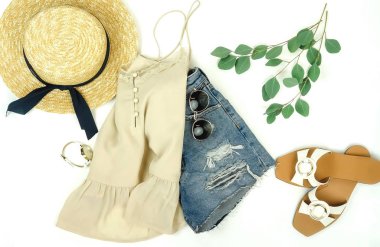 Beyaz arka plan üzerinde hasır şapka ve kadın şık kıyafet Üstten Görünüm