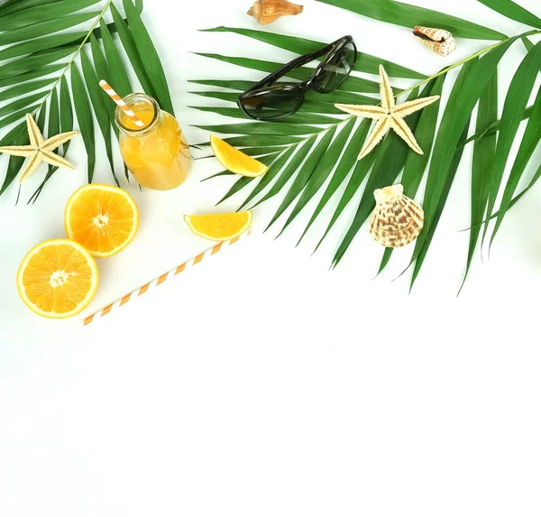 Palm Yeşil Yaprakları Taze Portakal Beyaz Zemin Üzerine Portakal Suyu — Stok fotoğraf