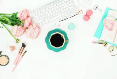 klavye, tipik çiçekler, macarons ve kahve kadın çalışma alanı