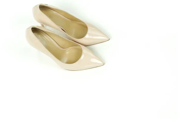 Hermosos Tacones Altos Beige Sobre Fondo Blanco — Foto de Stock