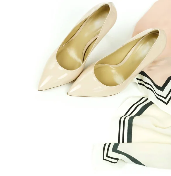 Hermosos Tacones Altos Beige Elegante Bufanda Sobre Fondo Blanco — Foto de Stock