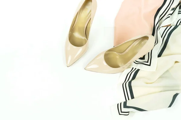 Hermosos Tacones Altos Beige Elegante Bufanda Sobre Fondo Blanco — Foto de Stock