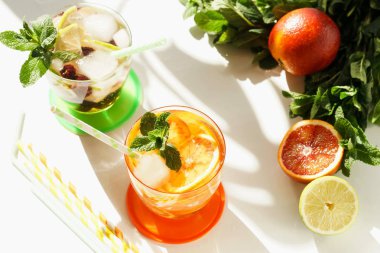 serinletici içecekler buz ve beyaz zemin üzerine nane ile soğuk